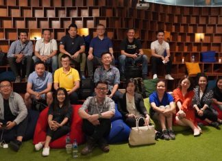 Interacting with Chinese entrepreneurs joining AWS Bootcamp in Jakarta