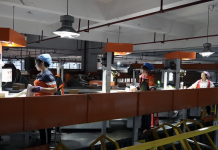 China sends its 150,000,000,000th parcel this year