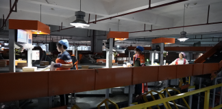 China sends its 150,000,000,000th parcel this year
